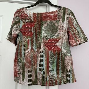 Chico muti colored short sleeve top
Green,red,and beige
Looks great with khaki